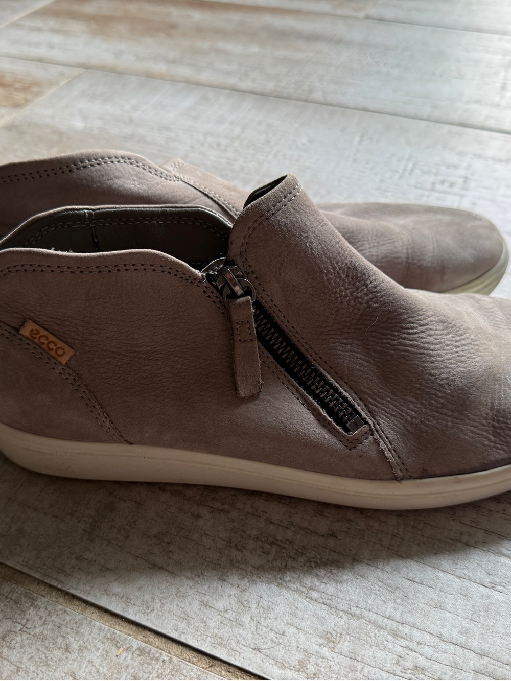 ECCO Women's Nubuck Side-Zip Bootie